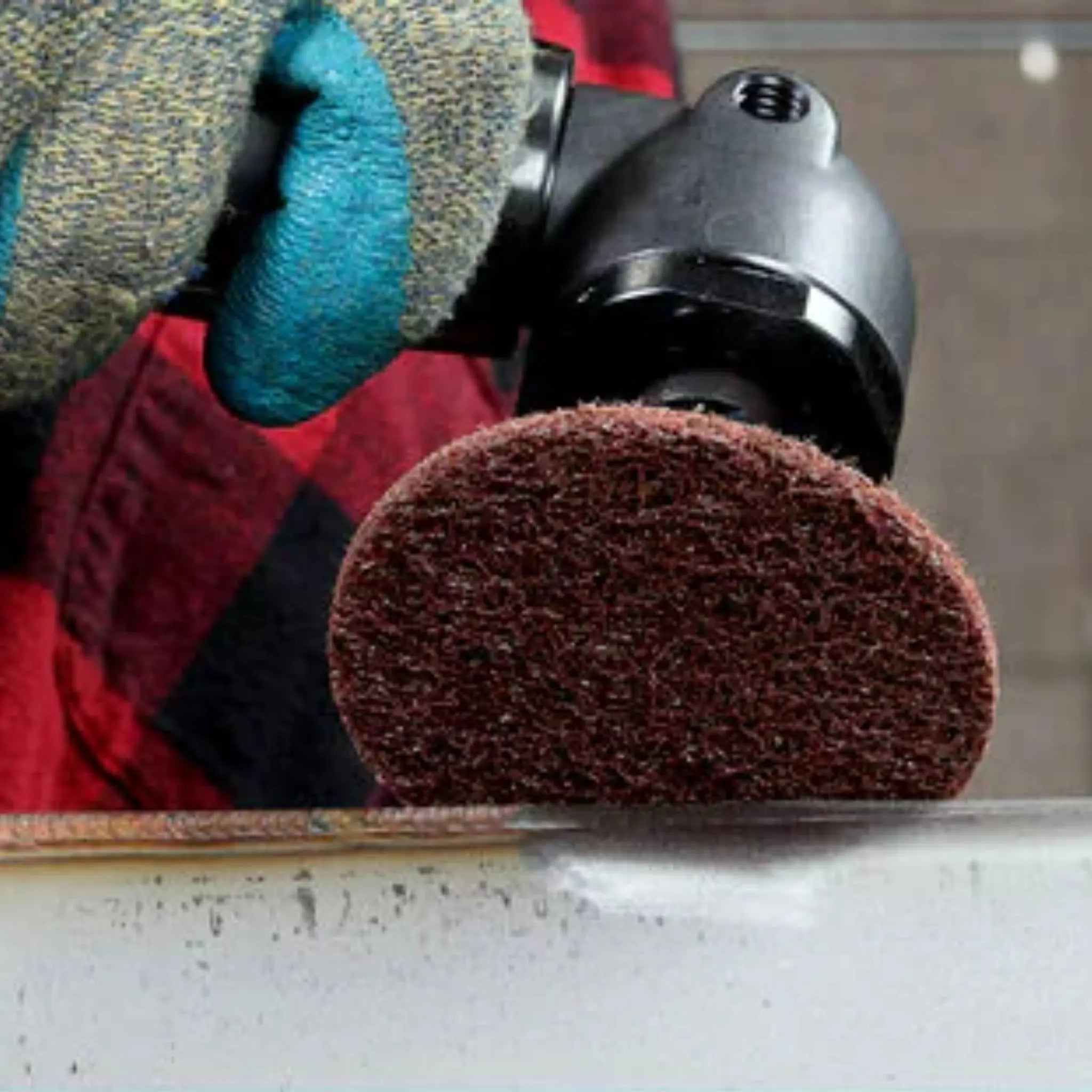 Scotch-Brite Precision Surface Conditioning TN Quick Change Disc PN-DN Coarse 5 in, In Use