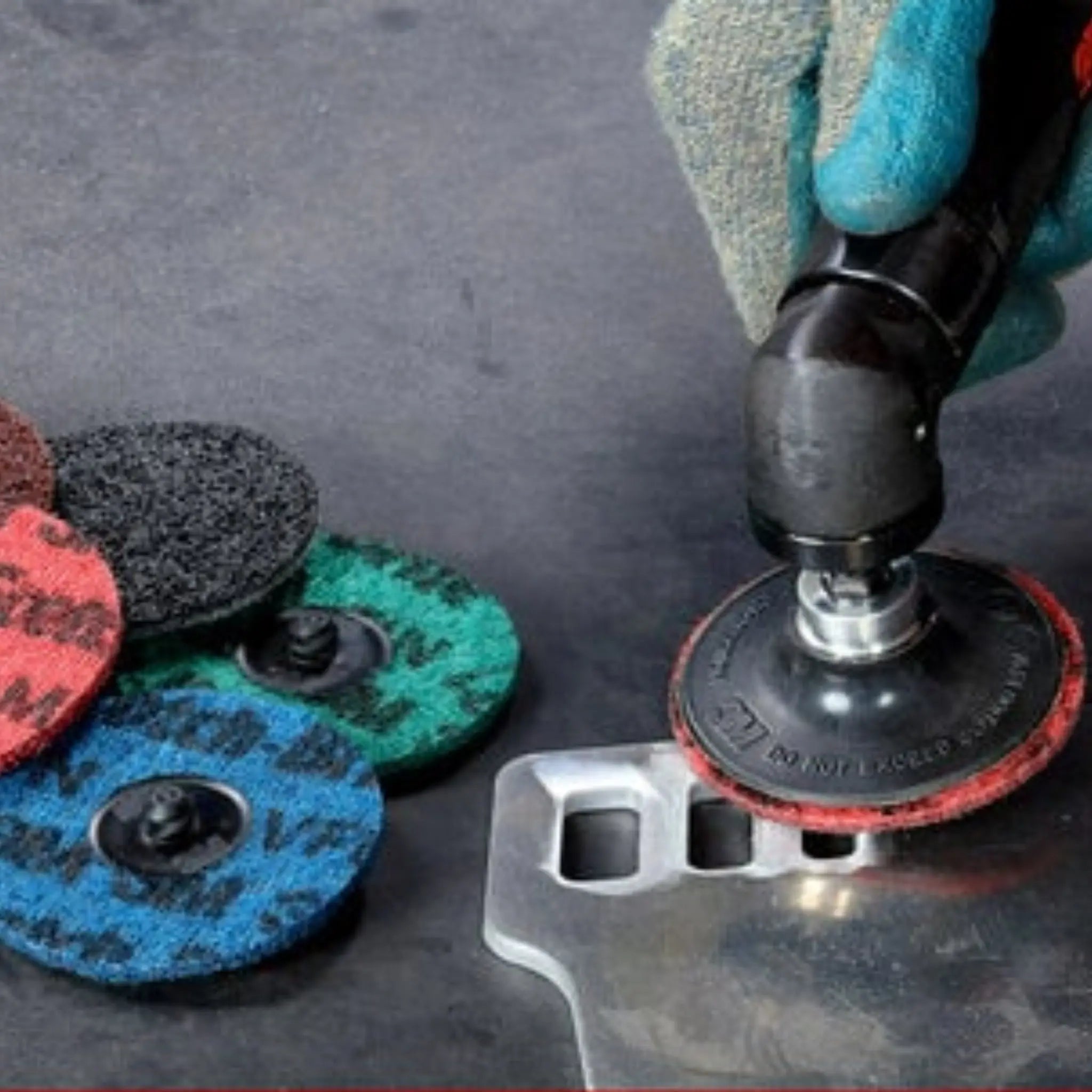 3M Scotch-Brite Roloc 7100264316 Precision Surface Conditioning Disc PN-DS Very Fine TS, Blue, 3 inches, In Action