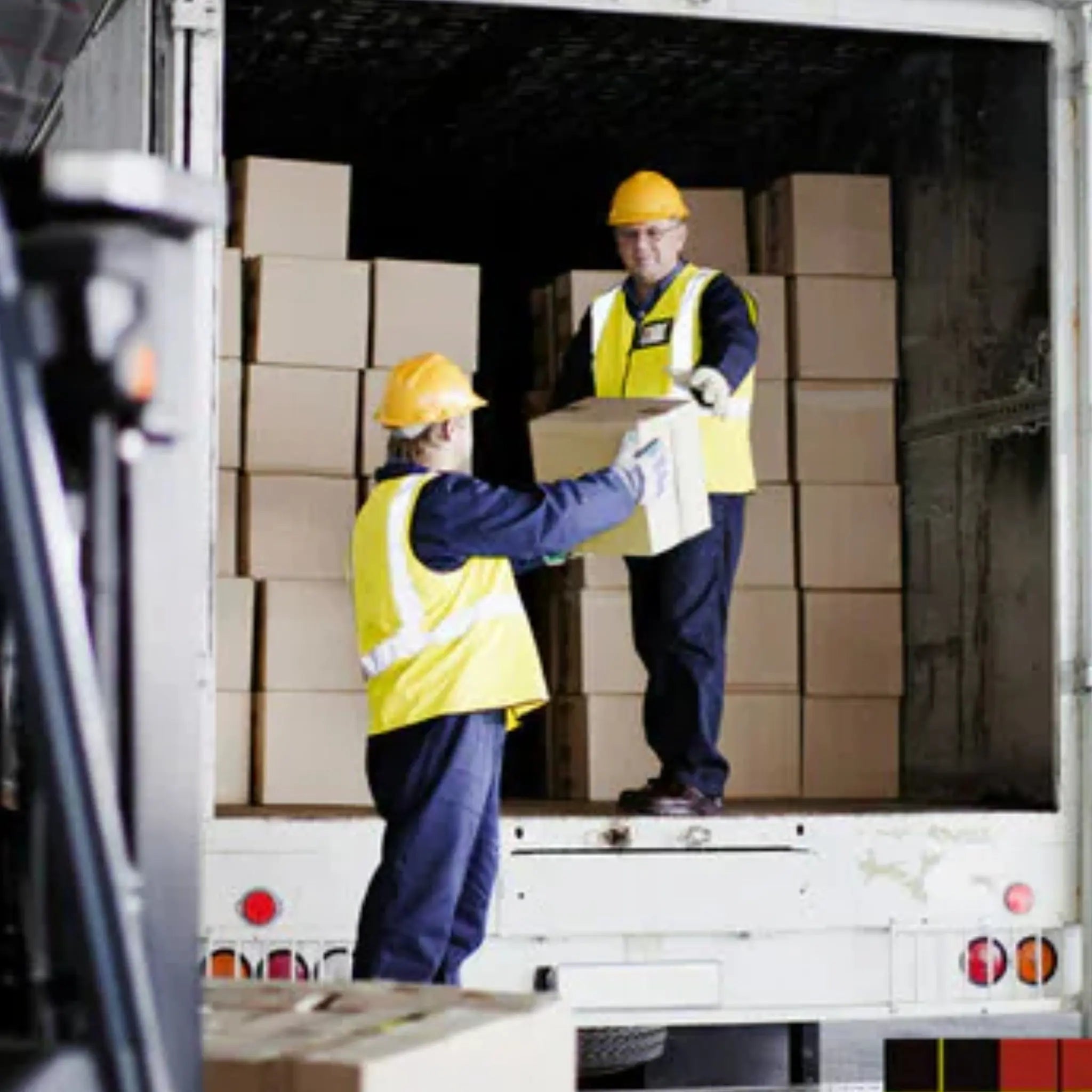 Scotch Box Sealing Tape 375+ High Tack Tan 48 mm x 914 m, 1 Roll, In Action