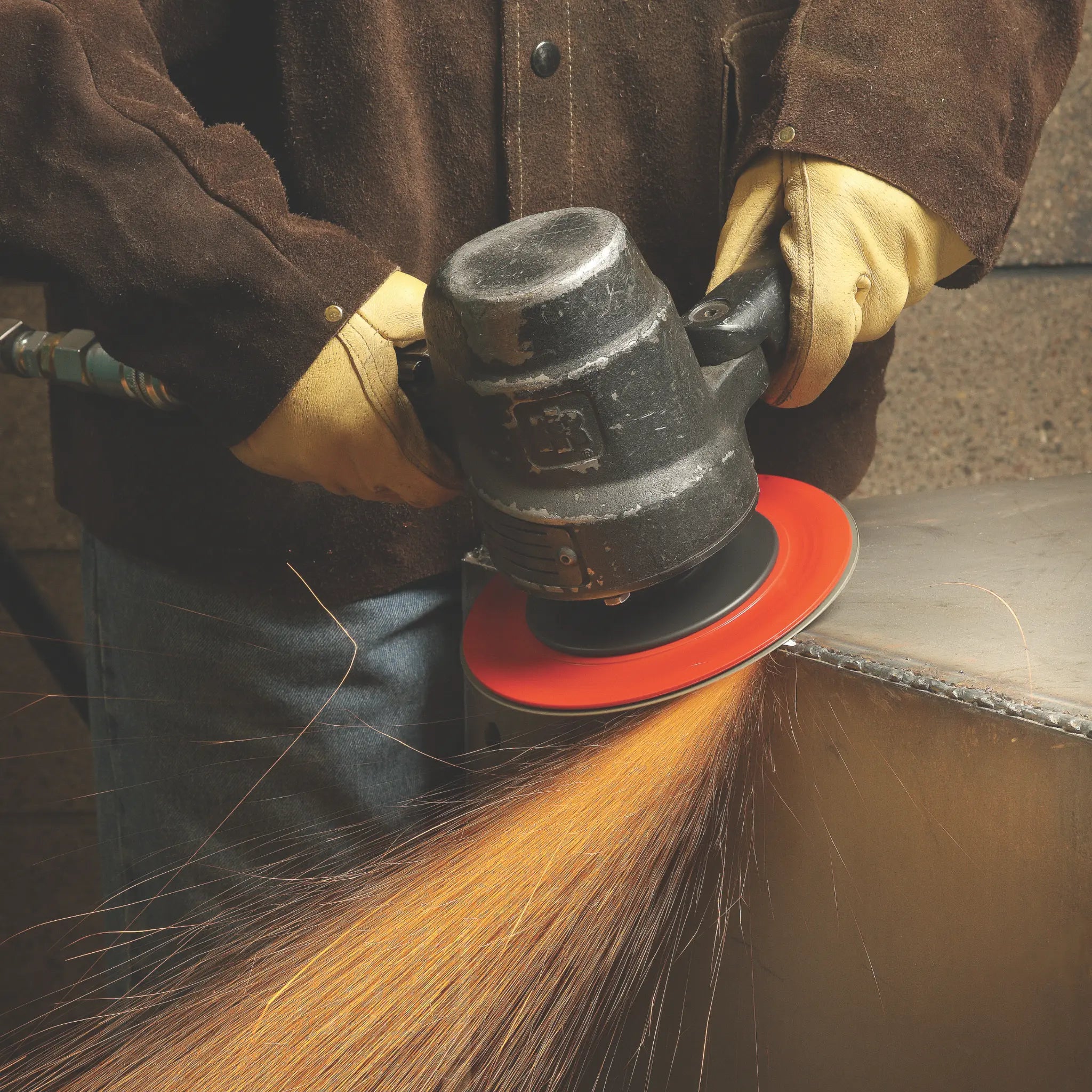 3M Cubitron II Fibre Disc 987C product in use image