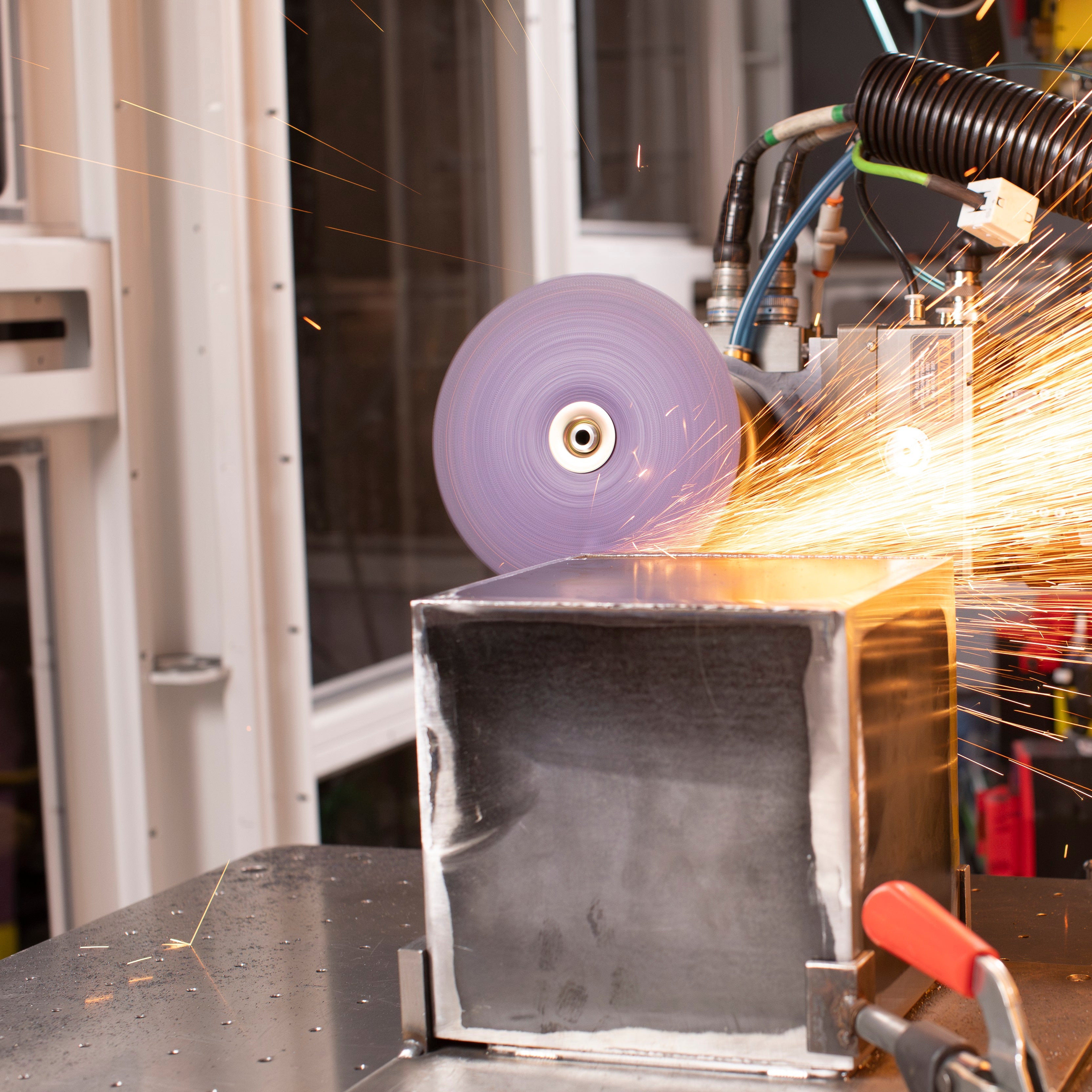 3M Cubitron 3 7100309904/1182C Fibre Disc, 36+, 7 in x 7/8 in, Die 700BB, Application1